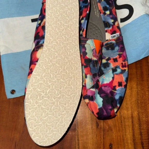 Red TOMS Oahu Floral Canvas Slip On Shoes sz 11 - Picture 3 of 4